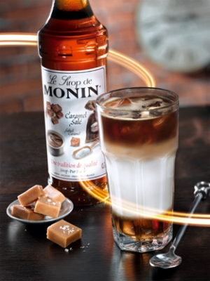 MONIN Salted Caramel syrup ambiant
