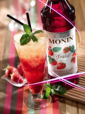 MONIN Strawberry syrup ambiant